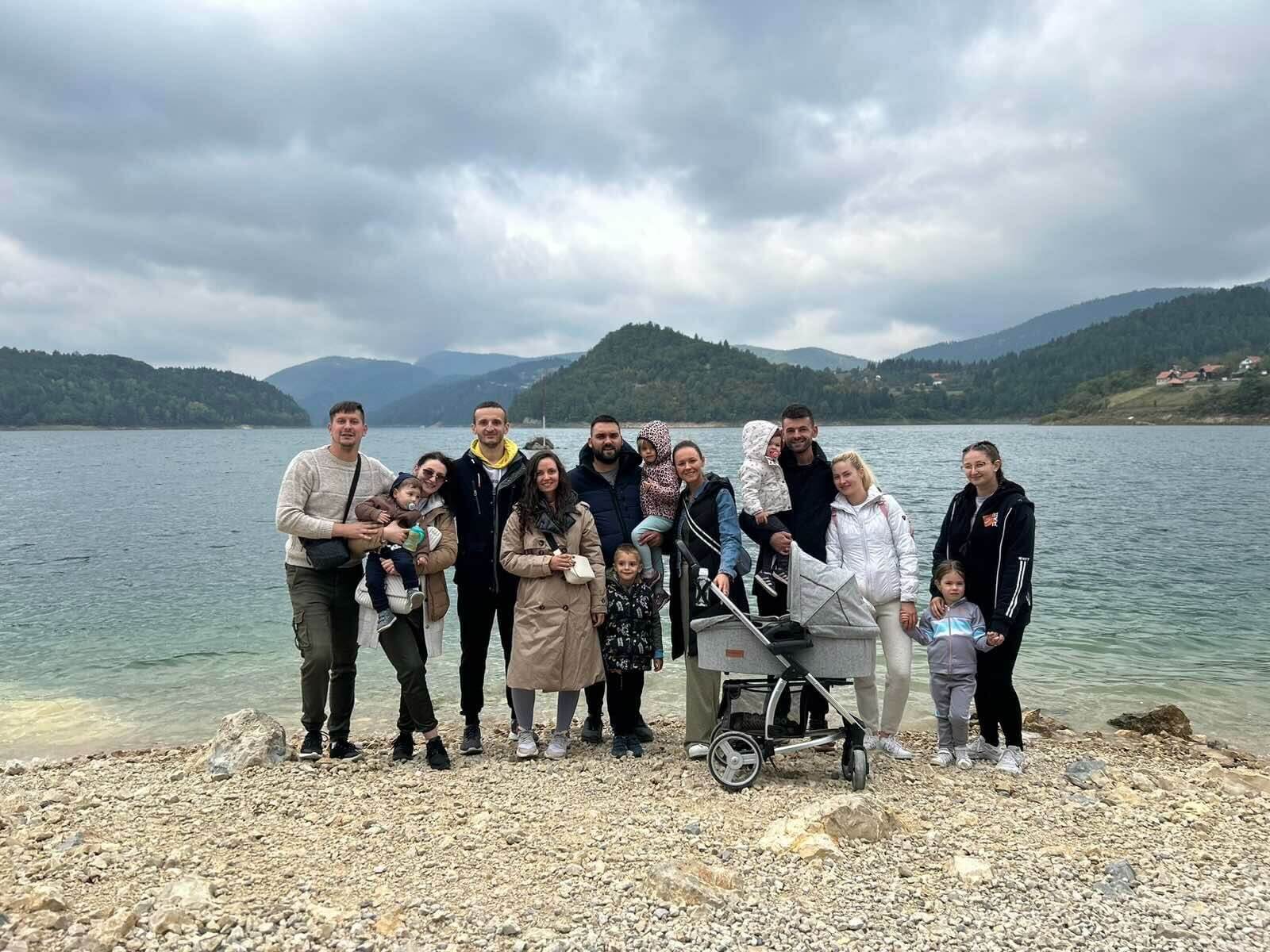 Zaovinsko jezero okruženo borovom šumom na Tari